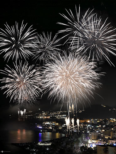 PIROTECNIA ZARAGOZANA DESLUMBRA CON SU ESPECTÁCULO CROMÁTICA, CULMINANDO LAS FIESTAS DE ALMUÑÉCAR 2025